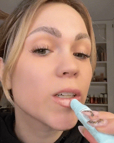 Real-life demonstration of the peel-off lip mask